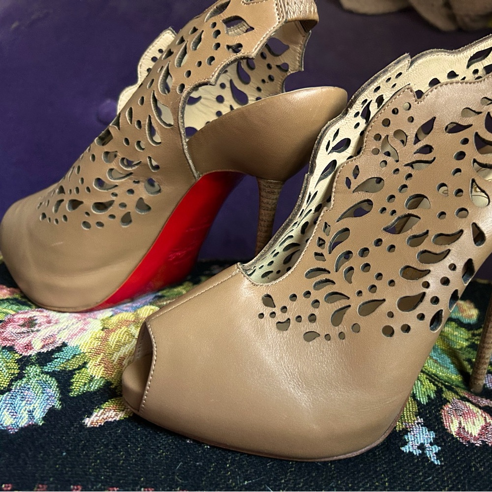 Gorgeous Louboutin Markesling Tan Brown Laser Cut Peep Toe Heel 38 NWOT